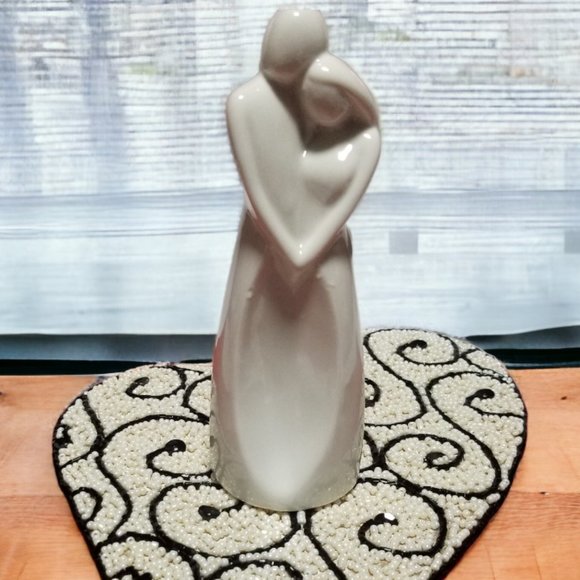 Loving Couple Ivory White Ceramic Figurine Wedding Favor Cake Topper Centerpiece - Picture 3 of 7